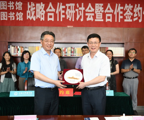 b5e7b654d0164b97bab19df94a73ccff.jpg 20190614北京大学图书馆与山西大学图书馆签订合作交流协议书.jpg